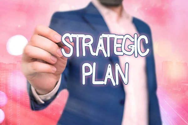 Texto a mano Plan Estratégico. Concepto que significa un proceso sistemático de concebir un futuro deseado . —  Fotos de Stock