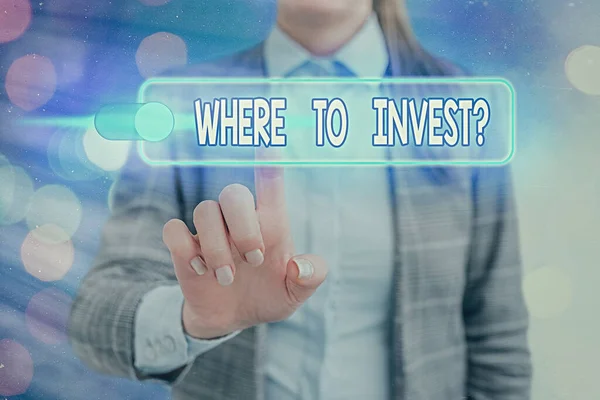 Word writing text where to invest question. Geschäftskonzept für die Frage, wo Geld in Finanzpläne oder Aktien gesteckt wird. — Stockfoto