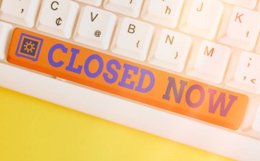 Şimdi Kapalı 'yı gösteren mesaj işareti. Ticareti kısa bir süreliğine durduran bir işin kavramsal fotoğrafı..