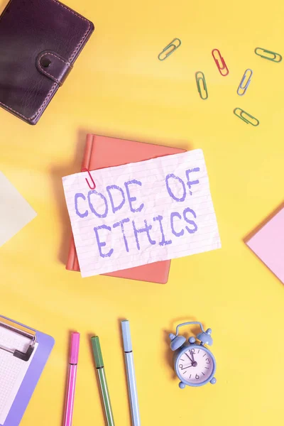 Nota scritta che mostra il Codice Etico. Business photo vetrina guida di base per la condotta professionale e impone doveri piatto laici sopra carta vuota con matite e graffette . — Foto Stock