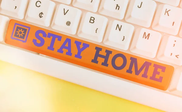 Textskylt "Stanna hemma". Konceptuell bild inte gå ut för en aktivitet och stanna inne i huset eller hemmet. — Stockfoto