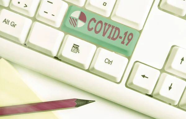 Een briefje met Covid19 erop. Zakelijke foto presentatie van milde tot ernstige ademhalingsziekte die wordt veroorzaakt door een coronavirus. — Stockfoto