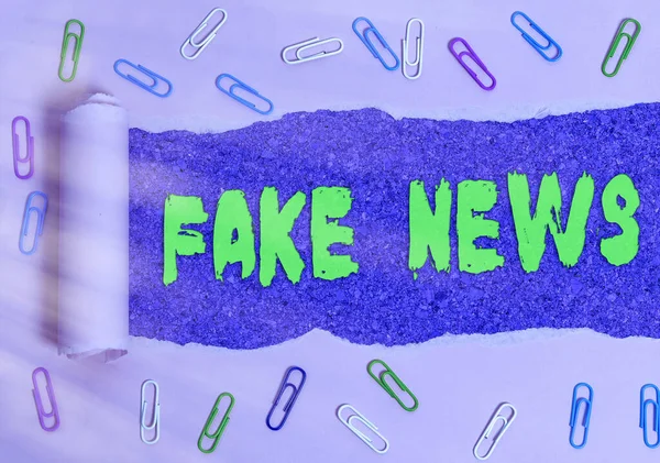 Escritura de texto a mano Fake News. Concepto que significa falsa información publicada bajo el pretexto de ser noticias auténticas . — Foto de Stock