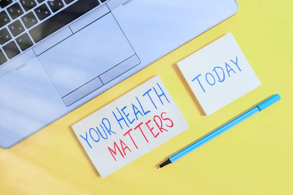 Σημάδι κειμένου που δείχνει τα θέματα υγείας σας. Εννοιολογική φωτογραφία καλή υγεία είναι το πιο σημαντικό, μεταξύ άλλων, Trendy ασημένια ανοιχτό φορητό υπολογιστή πλατεία αυτοκόλλητα σημειωματάριο χρωματιστό φόντο. — Φωτογραφία Αρχείου