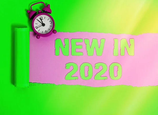 Texto de caligrafia Novo em 2020. Conceito que significa o que estará esperando ou nova criação para o ano 2020 . — Fotografia de Stock