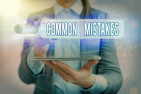 Handschrift tekst schrijven veel voorkomende fouten. Begrip betekent acties die vaak met fouten door elkaar worden gebruikt. — Stockfoto