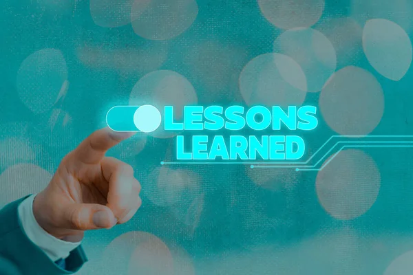 "Conceptual hand writing showing Lessons Learned. Texte photo d'affaires les connaissances ou la compréhension acquises par l'expérience . — Photo