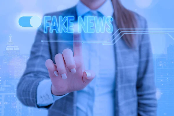 Texto de escritura de palabras Noticias falsas. Concepto de negocio para la información falsa publicar bajo el pretexto de ser noticias auténticas . — Foto de Stock