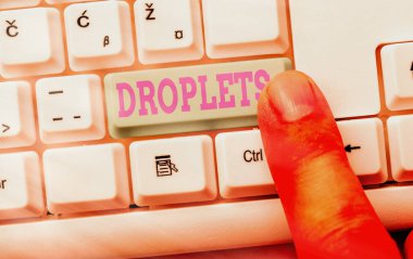 Damlacıkları gösteren bir not yazıyorum. Bir sıvının çok küçük bir damlasını gösteren iş fotoğrafı bazı ıslak yerlerde bulunabilir..