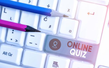 Online Quiz gösteren not yazma. İş fotoğraf vitrin oyunu veya Internet'te yayınlanan bir zihin sporu.