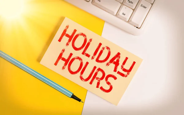 Holiday Hours 'u gösteren kavramsal el yazısı. İş fotoğrafı çalışanı, her saat için normal ücretlerinin iki katını alıyor. Fotokopi alanı ve klavyesi turuncu arkaplan masasının üzerinde olan kağıt. — Stok fotoğraf