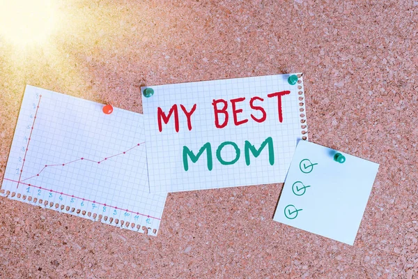 最高のお母さんを示すメモを書く。あなたのお母さんのための感謝を示すビジネス写真は愛の感情褒め言葉です段ボールサイズ紙のサムネイルシート看板通知ボード. — ストック写真