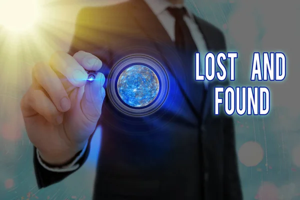 Ordskrivning text Lost And Found. Affärsidé för en plats där förlorade objekt lagras tills de återvunnits Delar av denna bild som tillhandahålls av NASA. — Stockfoto