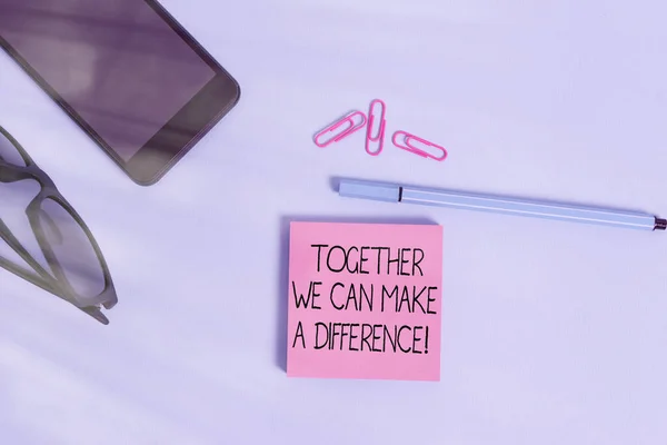 Пишу записку, показывающую "Вместе мы можем изменить мир". Демонстрация бизнес фото быть очень важным каким-то образом, как команда или группа очков цветные липкие записки смартфона сотовый ручка пастельного фона . — стоковое фото