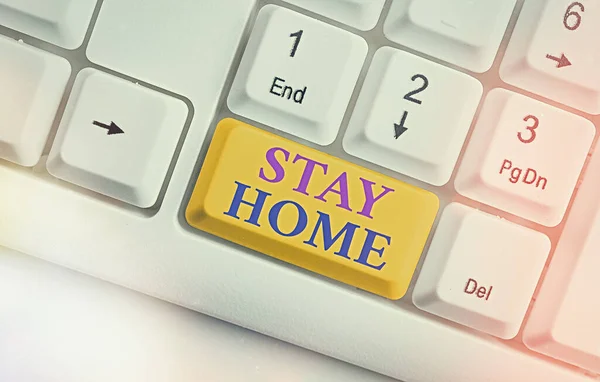 Skriver lapp som visar Stanna hemma. Företagsfoto visa upp inte gå ut för en aktivitet och stanna inne i huset eller hemmet. — Stockfoto