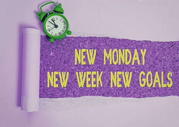 Escribiendo nota mostrando Nuevo Lunes Nueva Semana Nuevos Objetivos. Foto de negocios mostrando las resoluciones de la próxima semana Para hacer una lista . — Foto de Stock