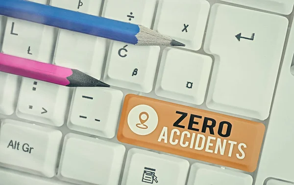 Tekst schrijven Zero Accidents. Bedrijfsconcept voor een belangrijke strategie ter voorkoming van arbeidsongevallen. — Stockfoto