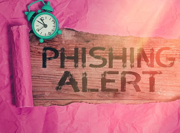 Schreibnotiz mit Phishing Alert. Geschäftsfotos zeigen betrügerischen Versuch, an sensible Informationen zu gelangen. — Stockfoto