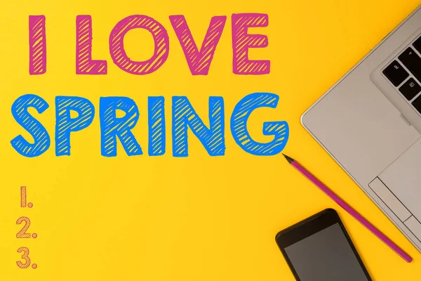 Tekst pisma kocham wiosnę. Koncepcja oznacza mówienie, dlaczego o silne uczucie do tego sezonu Slim modne srebro otwarty laptop marker smartphone kolorowe tło. — Zdjęcie stockowe