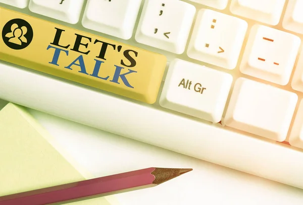 Tekstbord met Let S Is Talk. Conceptuele foto suggereert in het begin van een gesprek over het onderwerp. — Stockfoto