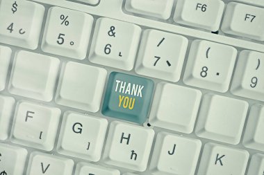 Teşekkür eden kavramsal el yazısı. İş fotoğrafı metni hediye veya hizmet kabul ederken kullanılan kibar bir ifade.