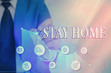Stay Home 'u gösteren bir not yazıyorum. İş fotoğrafı gösterimi bir etkinlik için dışarı çıkmayın ve evde ya da evde kalın..
