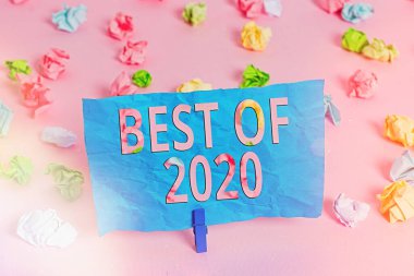 Kelime yazma 2020 'nin En İyisi. 2020' de büyük ve harika şeyler için iş konsepti ve olaylar oldu. Renkli buruşuk kağıtlar boş hatırlatıcı pembe zemin çamaşır mandalı..