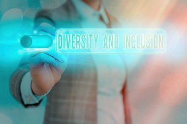 Çeşitlilik ve içeriği gösteren bir not yazıyorum. İş fotoğraflarının gösterim aralığı farkı ırk cinsiyetini içeriyor.