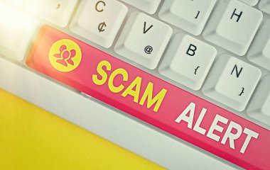 Kelime yazma dolandırıcılığı alarmı. Pazarlık olasılığını öne süren istenmeyen e-postalar için iş kavramı.