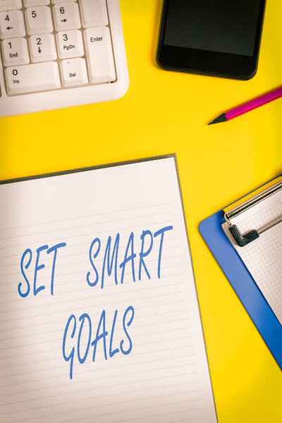 Концептуальный почерк, показывающий Set Smart Goals. Деловой фотопоказ, дающий критерии ориентирования при постановке задач Смятая белая бумага на настольные часы мобильная и компьютерная клавиатура
.