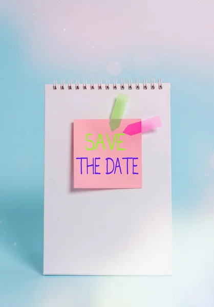 手書きテキスト保存日付を保存します。コンセプトは、彼らのカレンダー上の前述の将来の結婚式の日付を予約することを意味します立ってスパイラルブランクノート付箋バナークールなパステルの背景. — ストック写真