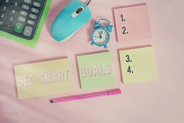 Handschrifttekst Set Smart Goals. Concept betekent het geven van criteria om te begeleiden bij het instellen van doelstellingen Notepads muis wekker calculator vel marker gekleurde achtergrond. — Stockfoto