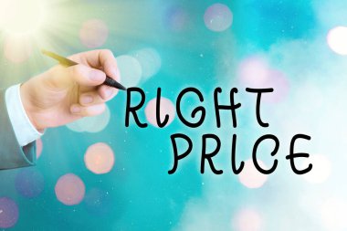 Doğru Fiyatı gösteren kavramsal el yazısı. İş fotoğrafı, ürün için makul olan para miktarını mesaj at.