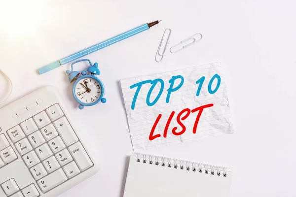 Tekst schrijven Top 10 Lijst. Business concept voor de tien belangrijkste of succesvolle items in een bepaalde lijst Kopieer ruimte op leeg briefpapier met klok en potlood op de tafel. — Stockfoto