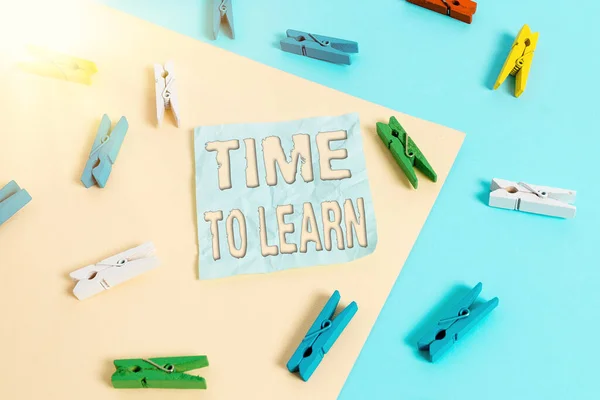 Handschrift tekst Tijd om te leren. Concept betekent de noodzaak om kennis of begrip van feiten en ideeën te krijgen Gekleurde wasknijper papier lege herinnering geel blauwe vloer achtergrond kantoor. — Stockfoto