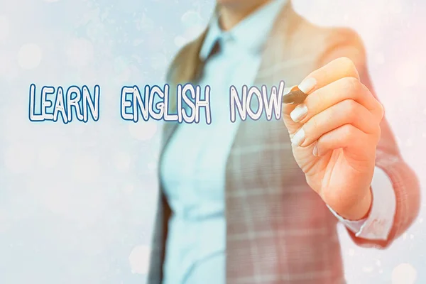 Texto para escribir palabras Aprende inglés ahora. Concepto de negocio para obtener o adquirir conocimientos y habilidades del idioma inglés . —  Fotos de Stock