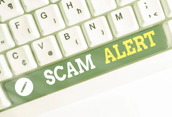 Scam Alert 을 보여 주는 필기 노트. 사업 사진으로 원치 않는 이메일을 보여 주는 사업 거래 가능성을 주장하는 사업 사진. — 스톡 사진