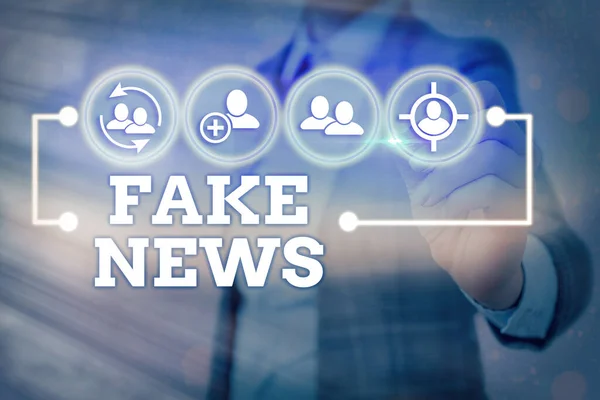 Escrevendo uma nota mostrando Fake News. Foto de negócios mostrando informações falsas publicar sob o pretexto de ser notícia autêntica . — Fotografia de Stock