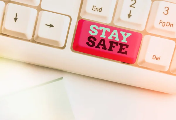 Kézírás szöveg Vigyázz magadra. Fogalom jelentése biztonságos a fenyegető veszély, kár vagy hely tartani tárgyak. — Stock Fotó