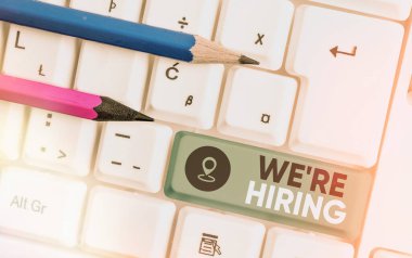 İşe Aldığımızı gösteren bir not yazıyorum. Başvuruları gözden geçirme ve adayları bulma sürecini gösteren iş fotoğrafı.