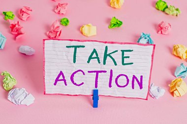 Harekete Geçildiğini gösteren metin işareti. Belirli bir sonuç elde etmek için kavramsal fotoğraf. Renkli buruşuk kağıtlar. Boş hatırlatıcı, pembe zemin çamaşır mandalı..