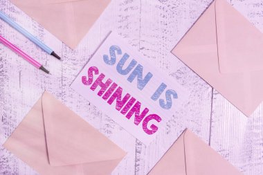 Sun is Shining 'i gösteren bir not yazıyorum. Bunu gösteren iş fotoğrafı sıcaklığı, mutluluğu ve zevki yayıyor. Zarflar kağıt kaplama, eski moda arka plan..