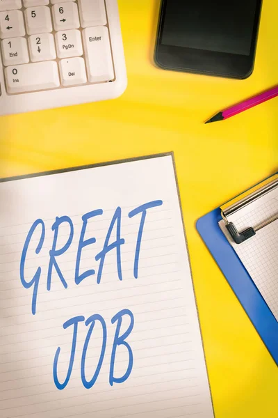 Konceptuell handstil som visar Great Job. Business photo showcasing används för att berätta för någon att de har gjort något bra Crumpled vitt papper på bord klocka mobil och dator tangentbord. — Stockfoto