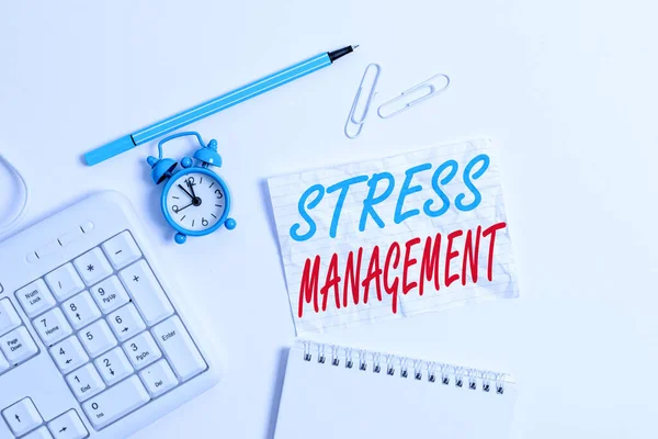 Tekst schrijven Stress Management. Bedrijfsconcept voor methode om stress en de effecten ervan te beperken door manieren te leren Kopieer ruimte op leeg briefpapier met klok en potlood op de tafel. — Stockfoto