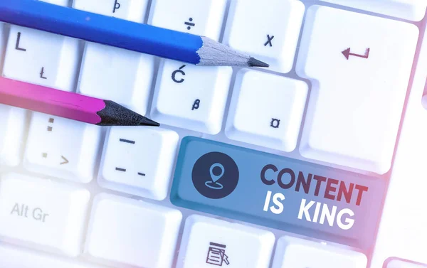 Note d'écriture montrant le contenu est roi. Photo d'affaires montrant croire que le contenu est essentiel au succès d'un site Web . — Photo