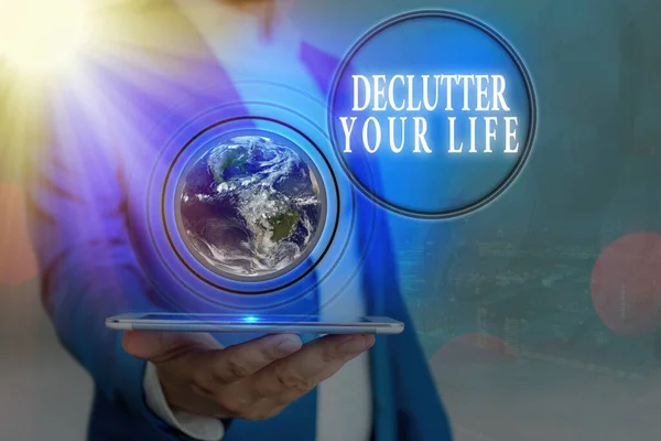 Tulisan tangan Declutter Your Life. Konsep makna Untuk menghilangkan hal-hal luar biasa atau informasi dalam kehidupan Elemen dari gambar ini dilengkapi oleh NASA. — Stok Foto