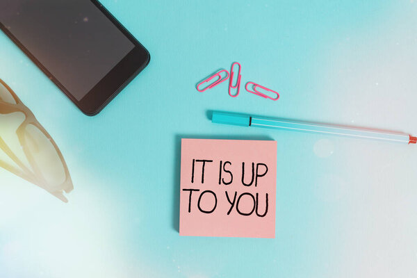 Пишу записку, показывающую, что это зависит от тебя. Деловые фото, демонстрирующие Используется, чтобы сказать человеку, что они являются тем, кто решает очки цветные липкие записки смартфона сотовый ручка пастель фон
.