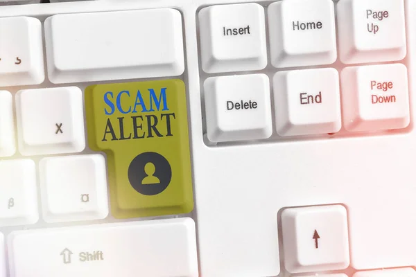 Schreiben Notiz mit Scam Alert. Geschäftsfoto mit unerwünschter E-Mail, die die Aussicht auf ein Schnäppchen für sich beansprucht. — Stockfoto