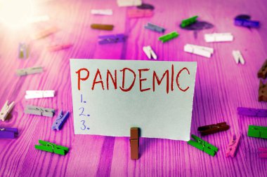 Salgını gösteren bir not yazıyorum. İş fotoğraflarının geniş bir alana yayılması nüfusun yüksek oranını etkiliyor.