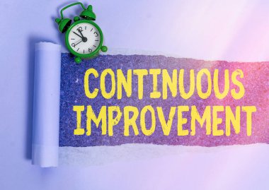Sürekli İyileştirme'yi gösteren not yazma. Ürünleri veya süreçleri iyileştirmek için devam eden çabayı sergileyen iş fotoğrafı.